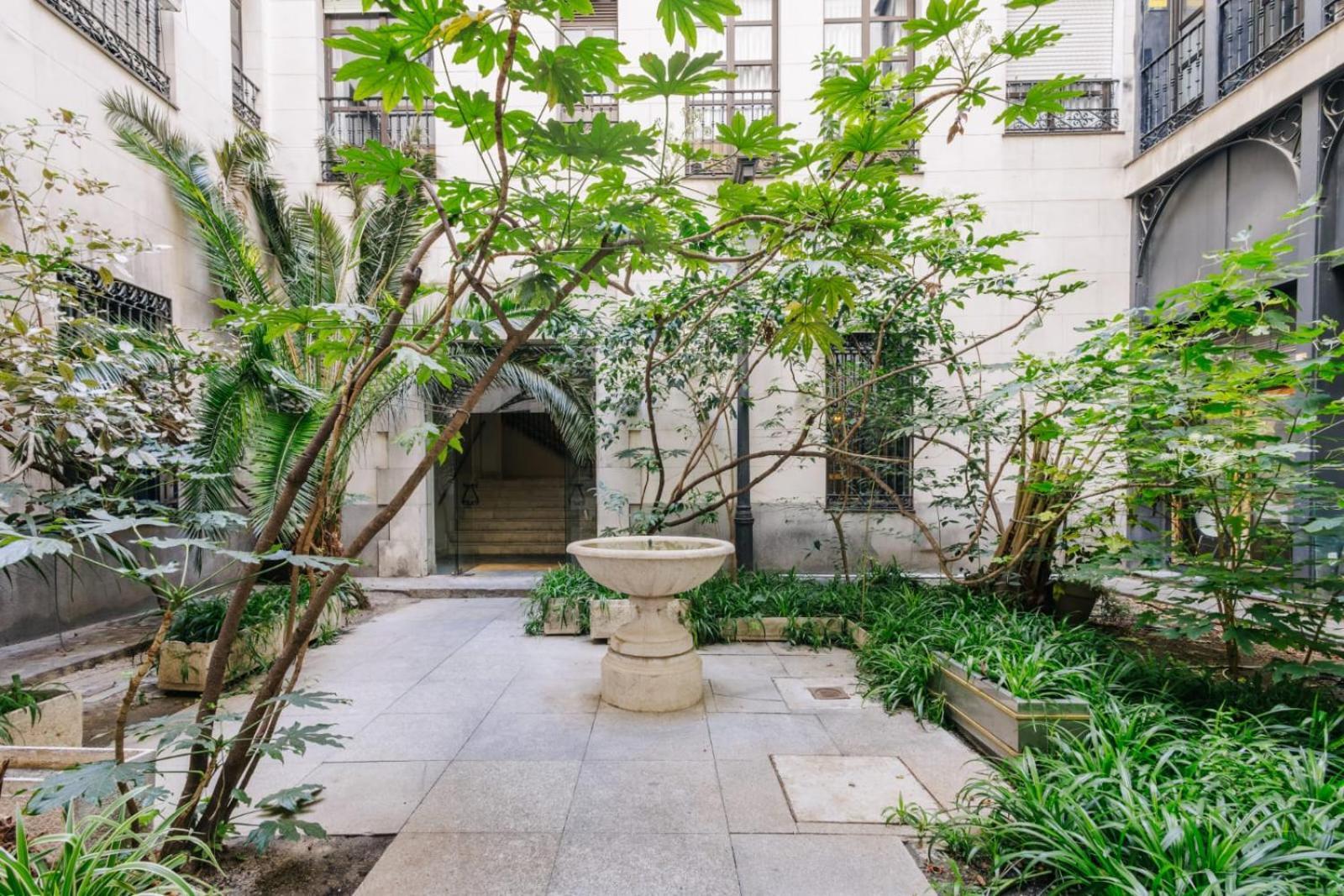 Stunning Apartment Near Gran Via Metro — Photos 1